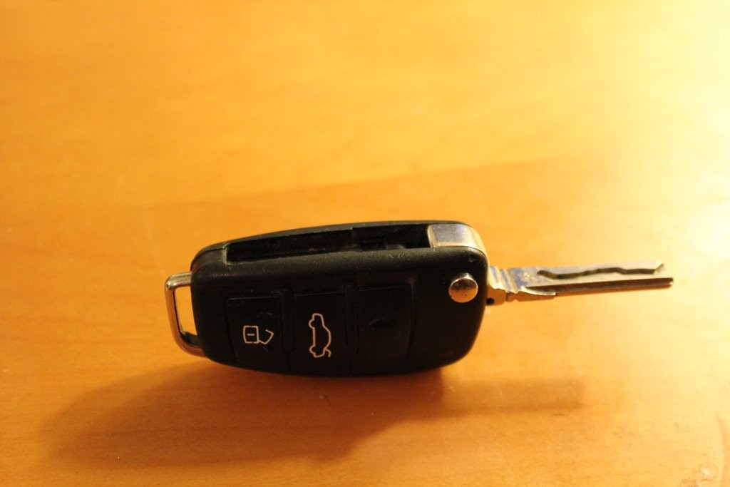 2007 Audi A4 key fob. This style of key fob is common for Audi A4 B7 models and is easy to open for battery replacement.